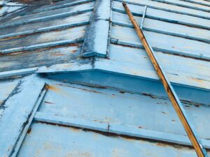 既存屋根材は金属屋根　縦葺きです。　劣化してくるとサビが出る素材です。