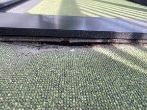 シーリングが破断しており、下地に水が回っています。