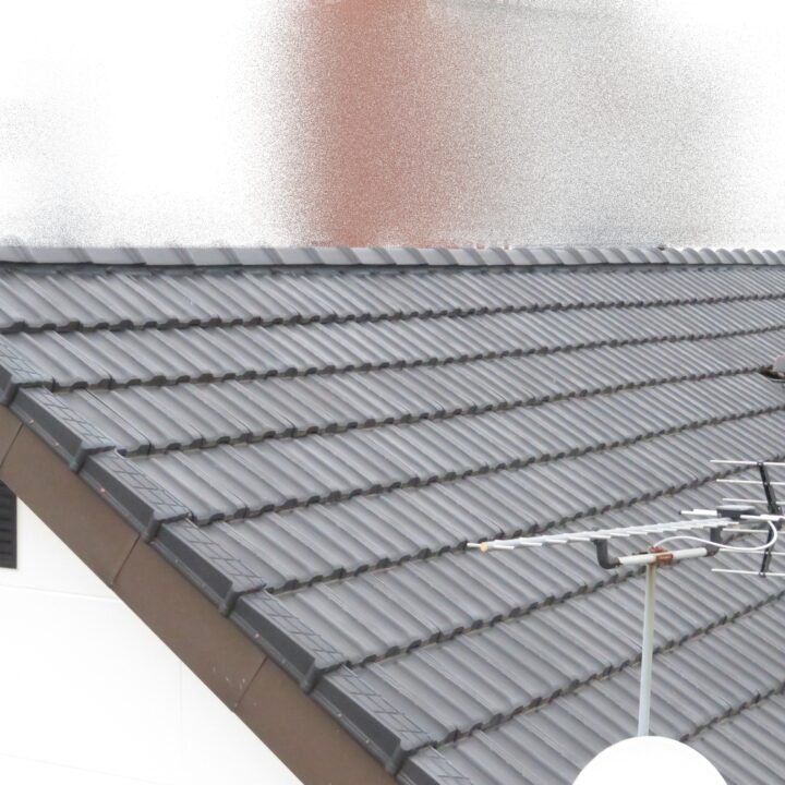 既存屋根材は陶器瓦です。ガラス質の釉薬を施し焼成して作られているため、退色しにくいのが特徴です。