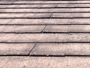 劣化の影響から、屋根材自体に反りが見受けられます。
